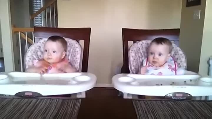 Реакция двойняшек на любимую песню -)