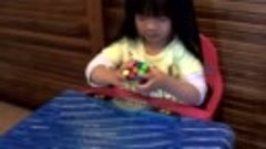 Ей всего 2 года и она собирает Кубик Рубика быстрее тебя!