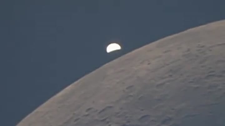 Находящаяся низко над горизонтом луна кажется сильно. Восход Венеры (1995). Восход на Венере. Луна низко над горизонтом.