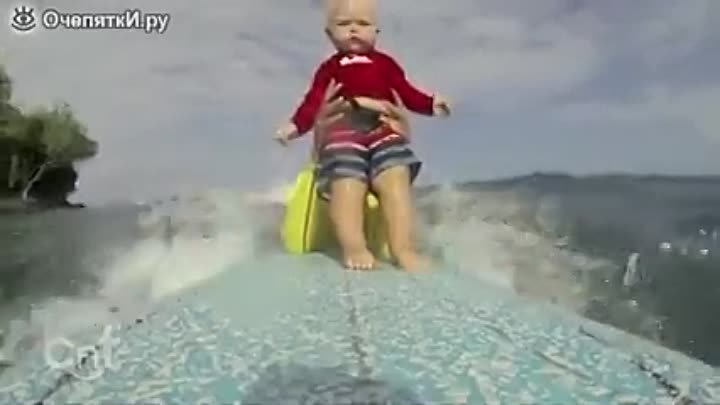 Малыш впервые плавает на доске