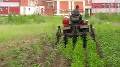 самодельный трактор,окучивание картофеля 2012 г.
