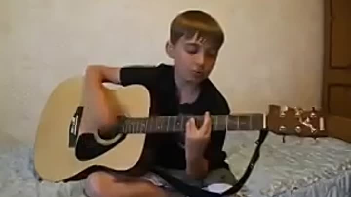 Мальчик очень красиво поёт и играет на гитаре)