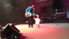 Малыш вышел на сцену, чтобы обнять папу На 27 секунде он сде...