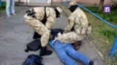 Кадры задержания ФСБ бывшего сотрудника омского предприятия ...