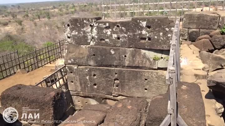 Подъём на пирамиду Кох-Кер