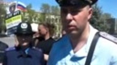 Попытка российских полицейских разогнать митинг в Севастопол...