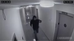 Камеры зафиксировали нападение призрака на человека