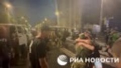 Обстановка в центре Ростова-на-Дону жители обнимаются с вагн...