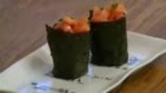 Едим дома: роллы с авокадо и папайей; сашими из семги; салат...