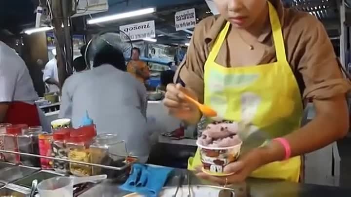 Как делают мороженое в Таиланде? 
На любом ночном рынке в Таиланде,  ...