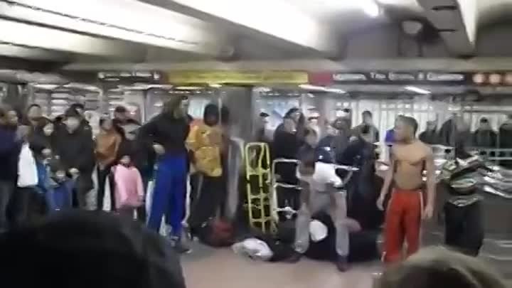 Артисты в метро Нью-Йорка (станция на 34 улице) - NYC-Brooklyn
