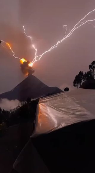 Гватемала. В стране засняли вулканические молнии.