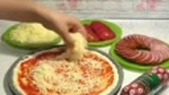 Вкусная пицца   (ингредиенты указаны в описании видео)