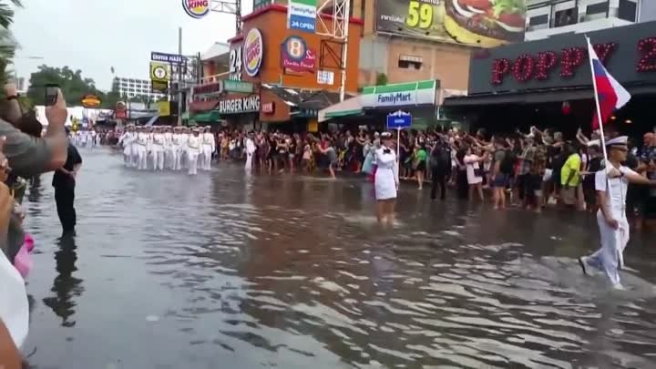 Русские моряки на параде  в Таиланде