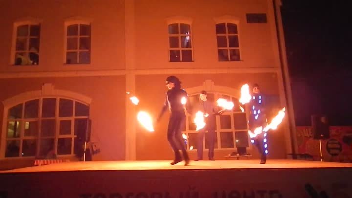 Огненное шоу из программы праздника ТЦ БУМ /Бежецк 31 июля 2015