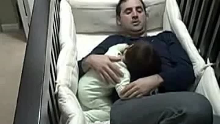 Папа укладывает ребенка спать! Умора!