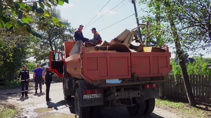 Спасатели вывозят крупногабаритный мусор из пострадавших районов
