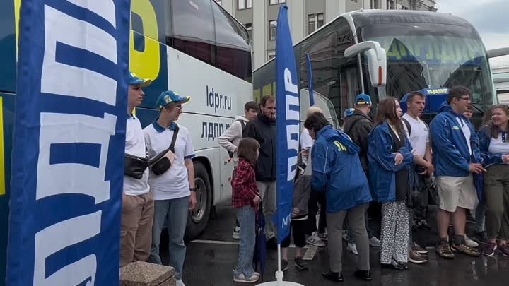 Леонид Слуцкий отправил автобусы помощи в российские регионы