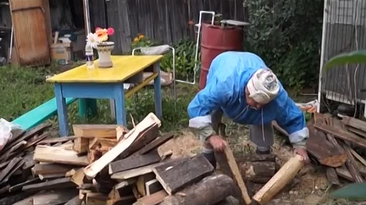 мама рубит дрова