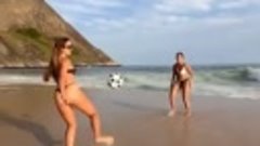 Девушки, пляж, футбольная техника...