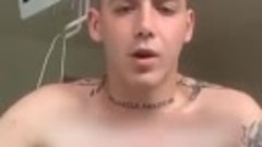 Бандеровец с фашистскими татуировками  записывает видео из г...