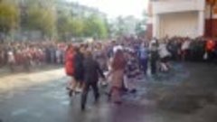 9 школа 4б танцует на линейке 1 сентября Алексей в сером кос...