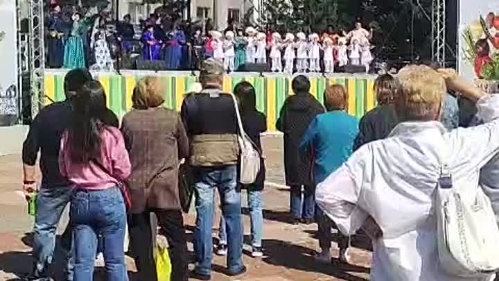 Джидинцы на сцене,на Площади Советов.