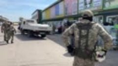 На торговых площадях Иркутска полицейские и сотрудники ФСБ в...