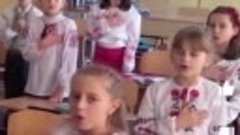 В День Независимости украинские школьники поют гимн страны н...