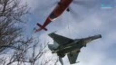 Летчики ЗВО проводят операцию по перевозке истребителя Су-27...