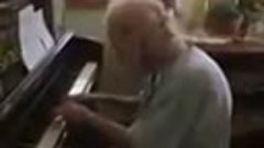 104-летняя учительница музыки играет Бетховена