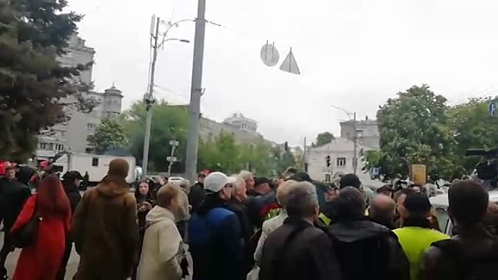 В Киеве полицейские вывели женщину с красной звездой на пилотке за п ...