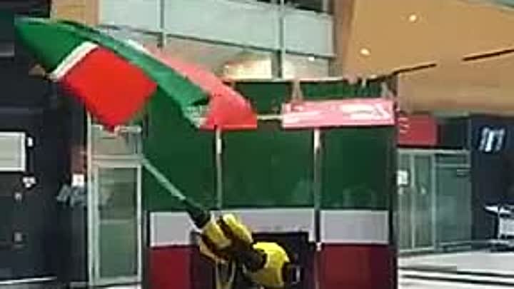 Робот размахивает флагом Татарстна Радио Рекорд