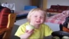 Она просто любит лук She simply loves the Onion_webm (640x36...