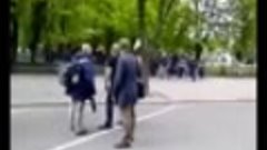 Луганск митингующие идут в ОГА 29,04,2014