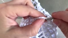 Подробный мастер-класс по вязанию необычной сумочки-сетки крючком из оставшейся пряжи
