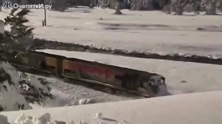Поезда рассекают снежные сугробы