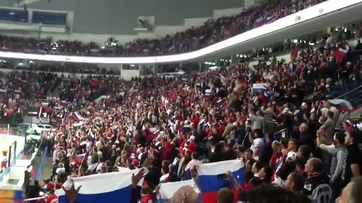 Болельщики и игроки сборной России исполняют гимн после победы над с ...