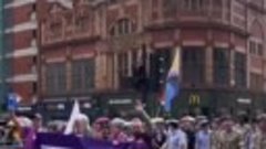 Британская армия на параде в Манчестере