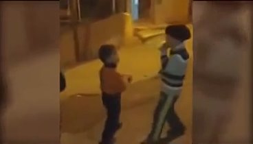ילד ערבי רץ לעבר חייל ישראלי...