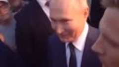 Путин вышел из кортежа и пообщался с жителями Тверской облас...