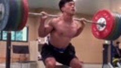 Ли Санг приседает 200 кг на 15 раз при собственном весе в 70...