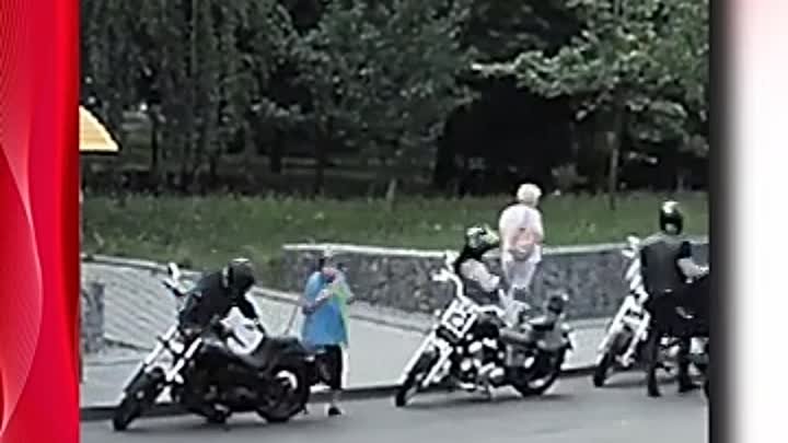 Бабуля тормозила маршрутку, а уехала с байкерами! 🏍️🤣