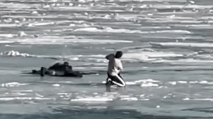 Спасение гражданина провалившегося под лед на реке Неве