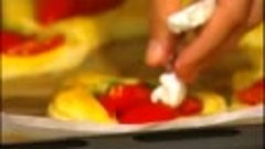 Тарталетки с помидорами и соусом песто