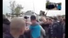 Люди не пускают БТРы в Славянск армия давит безоружных людей...