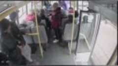 Безбилетник в автобусе распылил перцовый баллончик в лицо ко...