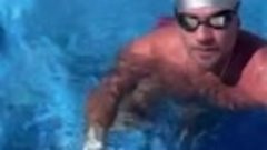 Костомаров показал, как плавает в бассейне в протезах