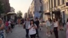 Казань. Девушка танцует супер, под песню &quot;Ясный мой свет&quot; ис...