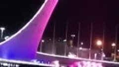 Поющие фонтаны у стеллы Олимпийского Огня в олимпийском парк...